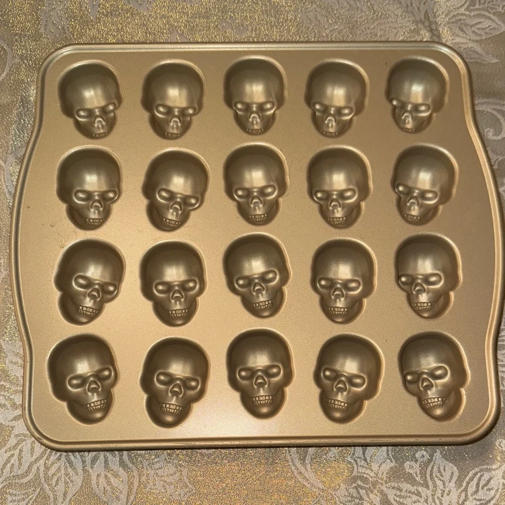 NORDICWARE SKULL BITES BAKING PAN - Picture 1 of 3